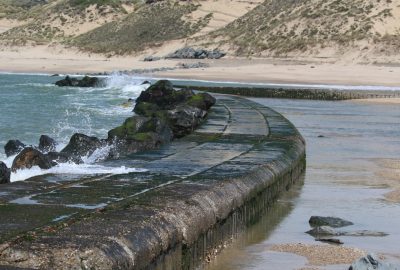 Vestiges des rails ayant servi à la construction du brise-mer à la Plage des Cantines. Photo © André M. Winter