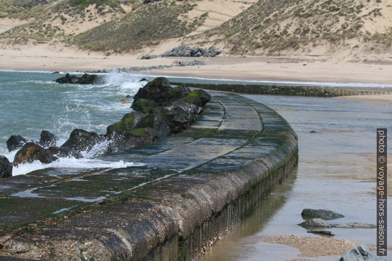 Vestiges des rails ayant servi à la construction du brise-mer à la Plage des Cantines. Photo © André M. Winter