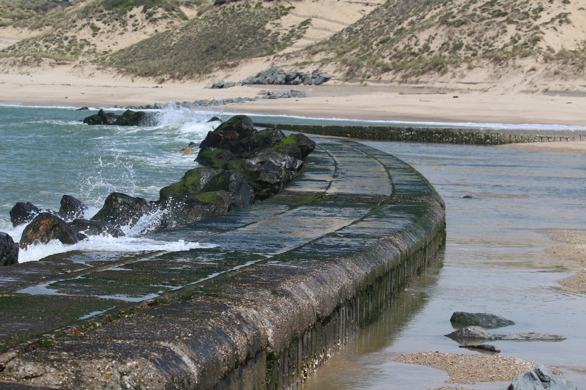 Vestiges des rails ayant servi à la construction du brise-mer à la Plage des Cantines. Photo © André M. Winter
