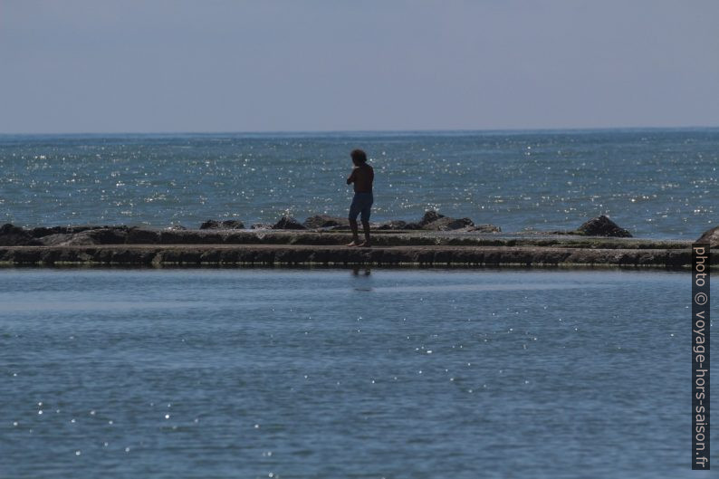 Un homme sur la digue. Photo © André M. Winter