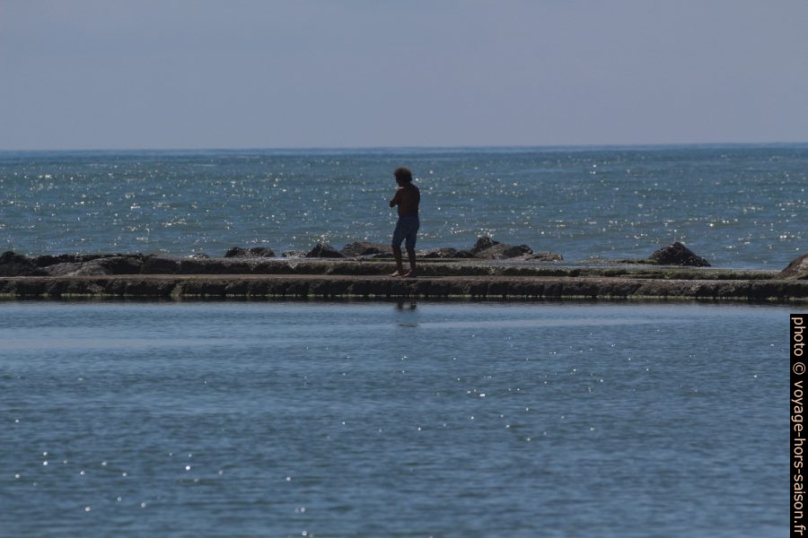 Un homme sur la digue. Photo © André M. Winter