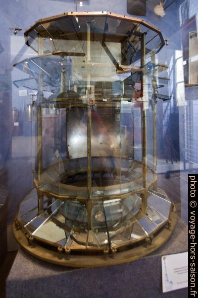 Optique de phare à mirroirs. Photo © André M. Winter