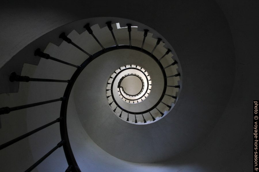 Escalier en colimaçon bas du Phare de la Pointe de la Grave. Photo © Alex Medwedeff