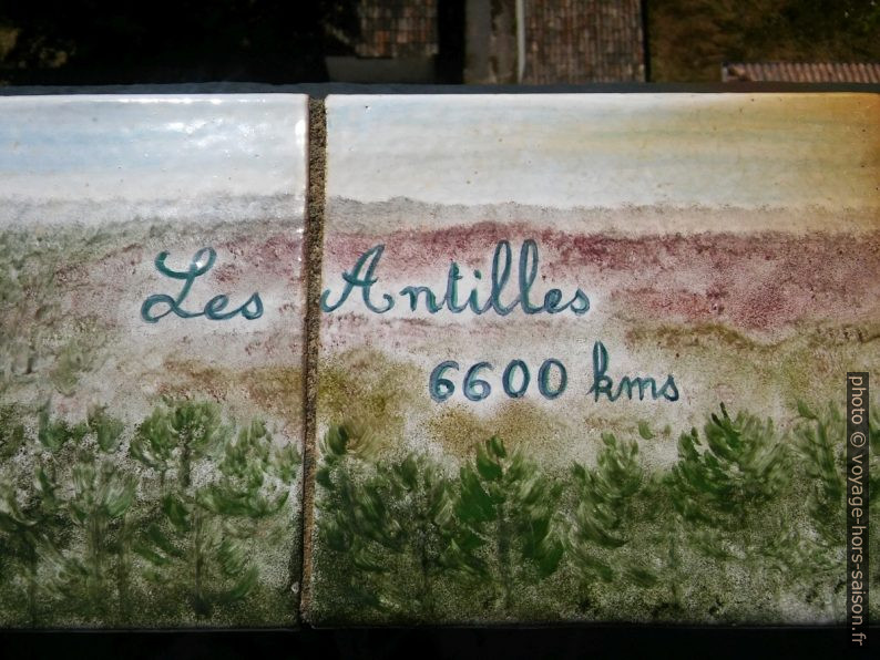 Indication Les Antilles 6600 kms au Phare de la Pointe de la Grave. Photo © André M. Winter