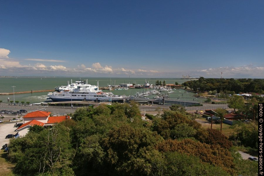 Ferry et le Port Bloc à la Pointe de la Grave. Photo © André M. Winter