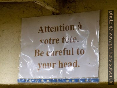 Avertissement Be careful to your head. Photo © Alex Medwedeff