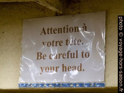 Avertissement Be careful to your head. Photo © Alex Medwedeff