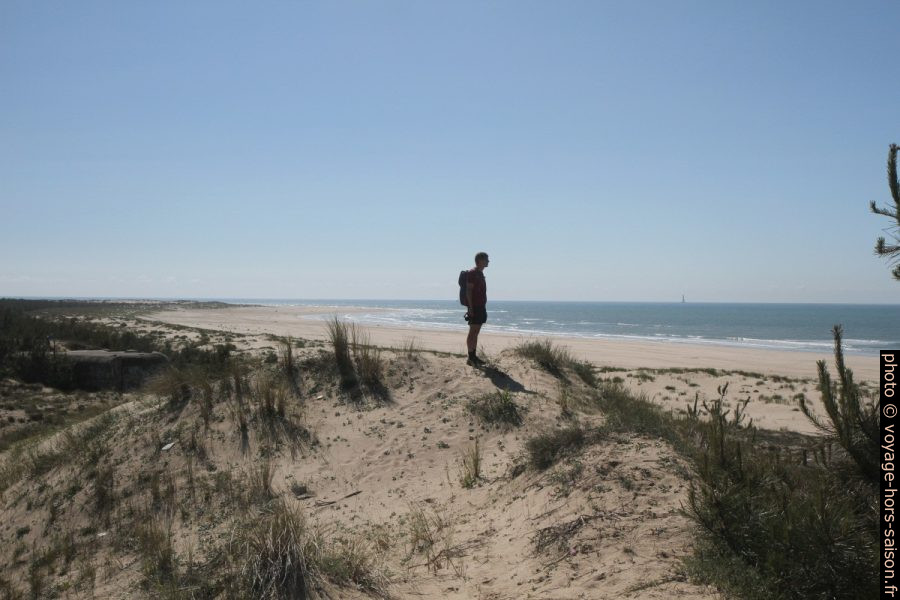 André sur la Dune de la Plage de la Pointe de la Grave. Photo © Alex Medwedeff
