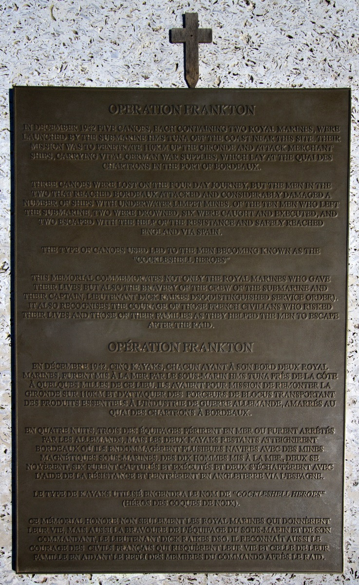 Plaque de bronze expliquant l'Opération Frankton. Photo © André M. Winter