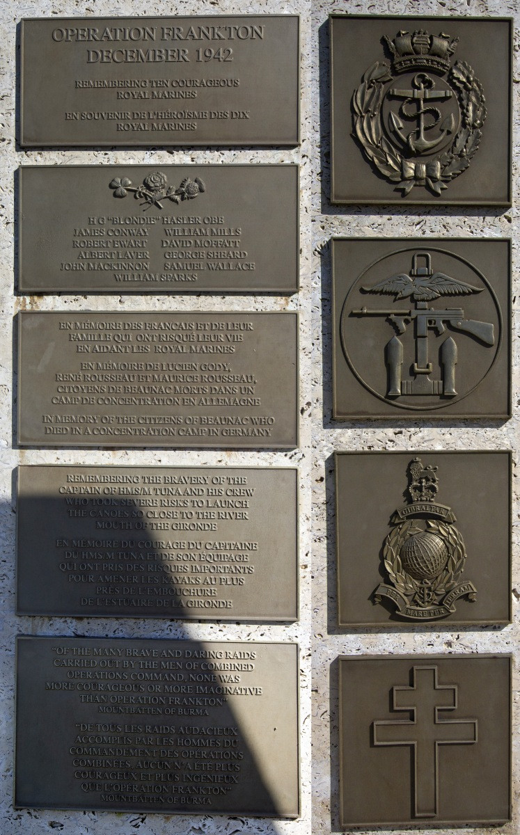 Plaques de bronze de remerciement pour l'Opération Frankton. Photo © André M. Winter