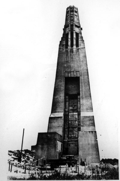 Photo du monument commémorant le départ de La Fayette en 1777 et l'intervention américaine en 1917. Photo © André M. Winter