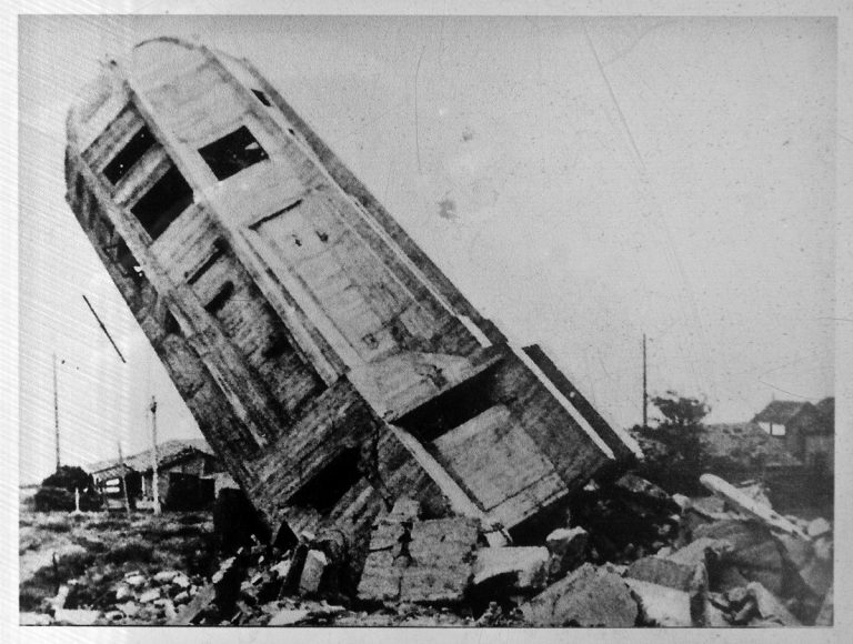 Photo du monument commémorant l'intervention américaine en 1917 détruit par les nazis en 1942. Photo © André M. Winter