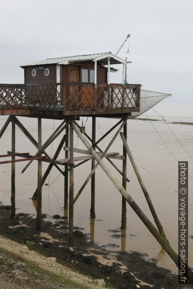 Cabane de pêche au carrelet sur pieux. Photo © Alex Medwedeff