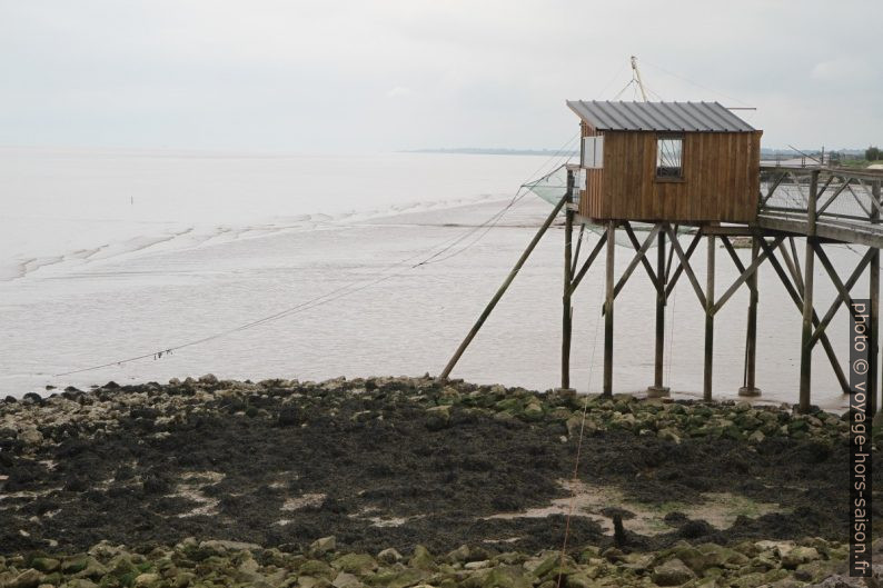 Cabane de pêche au carrelet par temps gris. Photo © Alex Medwedeff