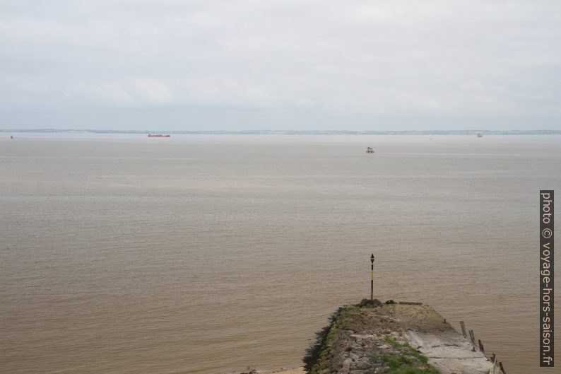 Digue pointant dans la Gironde aux Polders de Hollande. Photo © Alex Medwedeff