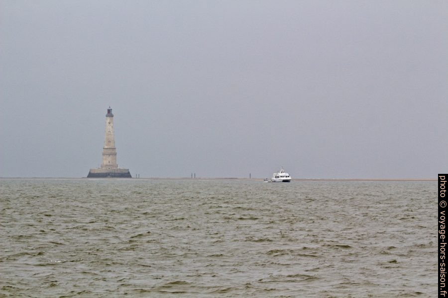 Phare de Cordouan et le catamaran «La Sirène». Photo © André M. Winter