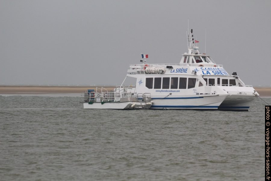 Catamaran La Sirène et son bac pour excursions au Phare de Cordouan. Photo © André M. Winter