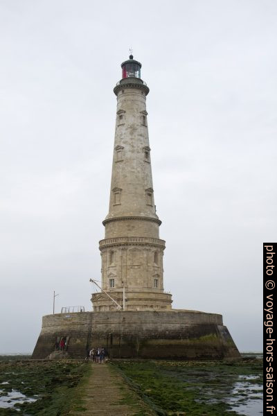 Approchant le Phare de Cordouan sur la jetée empierrée. Photo © Alex Medwedeff