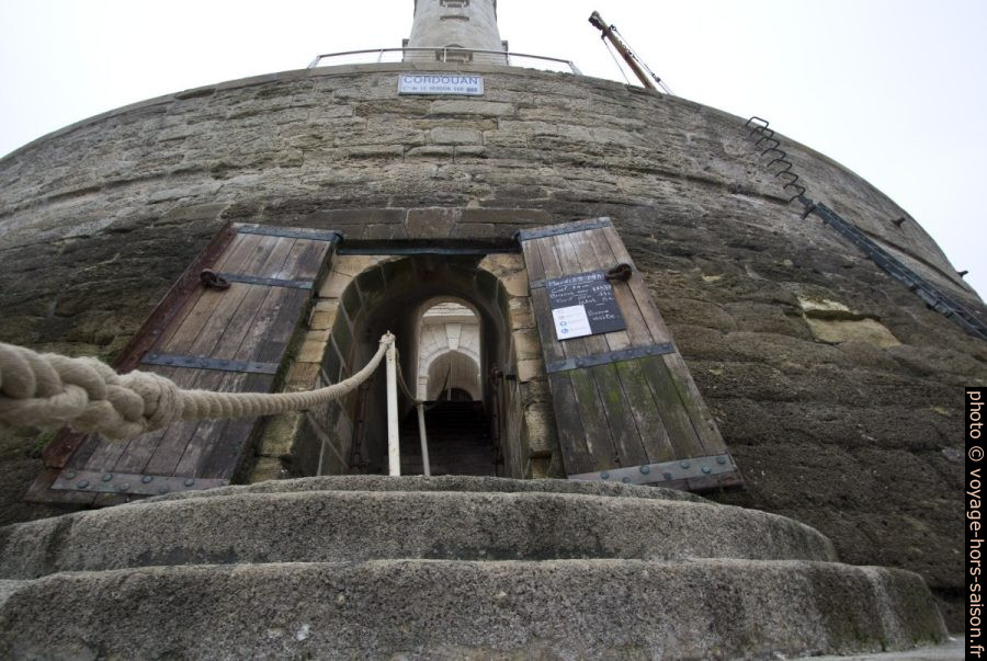 Vue en contre-plongée de la porte de marée du Phare de Cordouan. Photo © André M. Winter
