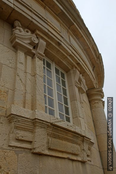 Une fenêtre du phare de Cordouan. Photo © Alex Medwedeff