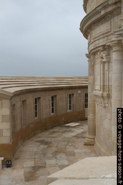 Cour avec pièces dans le bouclier extérieur du Phare de Cordouan. Photo © Alex Medwedeff