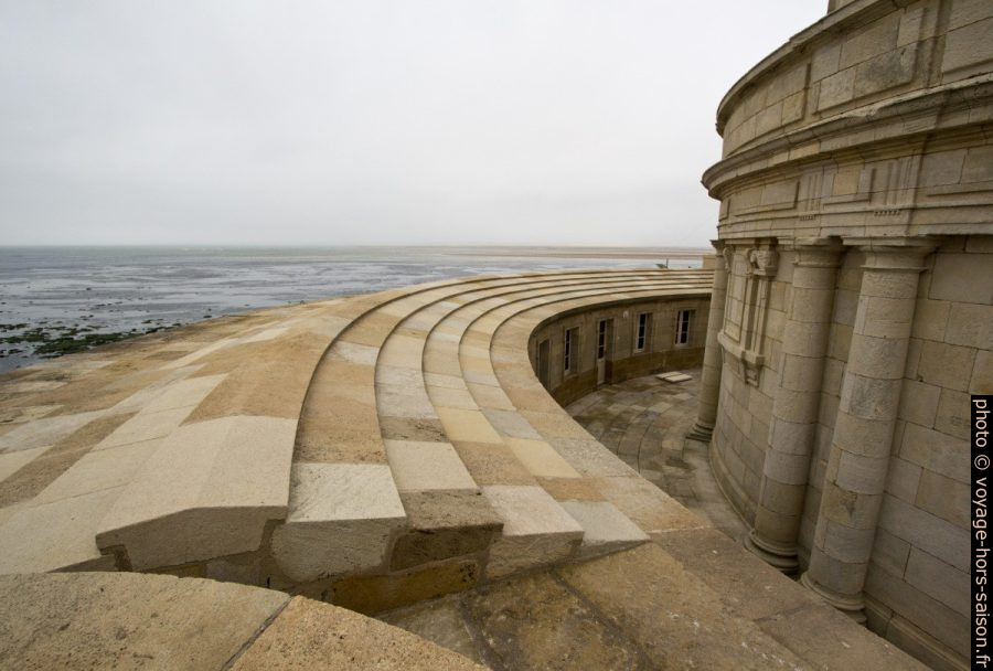 Toiture en briques de pierres des bâtiments dans le pourtour de l'anneau en maçonnerie du Phare de Cordouan. Photo © André M. Winter