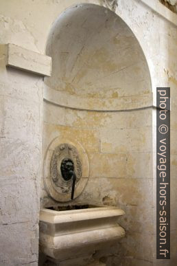 Fontaine dans le vestibule du phare de Cordouan. Photo © André M. Winter