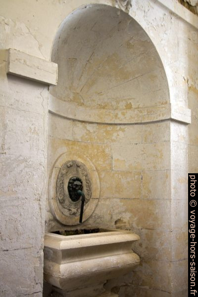 Fontaine dans le vestibule du phare de Cordouan. Photo © André M. Winter