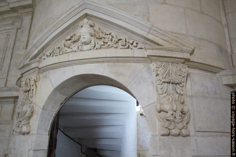 Fronton triangulaire au-dessus de la porte du premier étage du Phare de Cordouan. Photo © André M. Winter