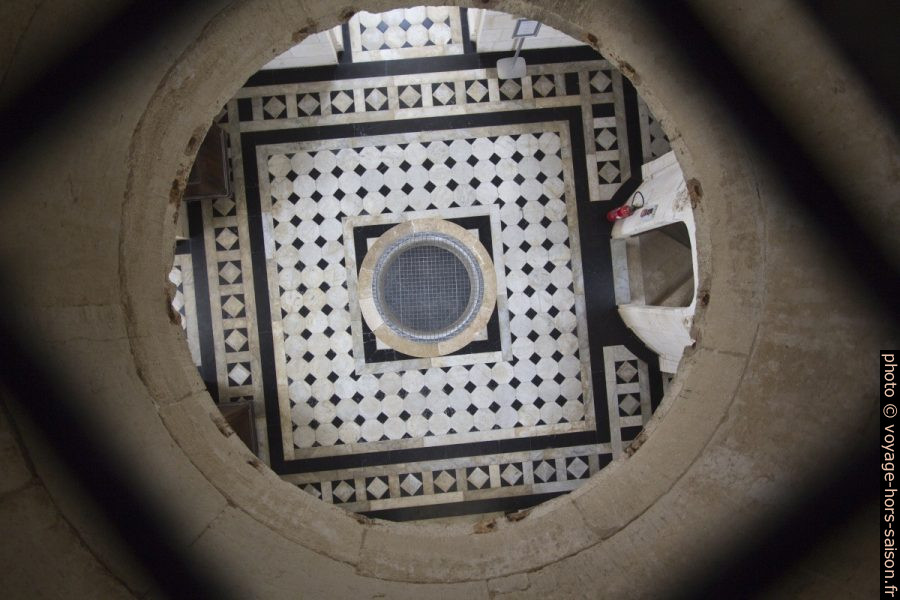 Vue par le puits de levage vers le premier étage du Phare de Cordouan. Photo © André M. Winter