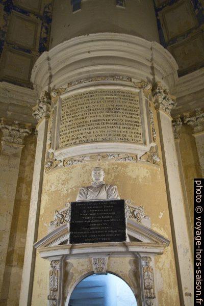 Texte au-dessus de la porte de la chapelle du Phare de Cordouan. Photo © André M. Winter