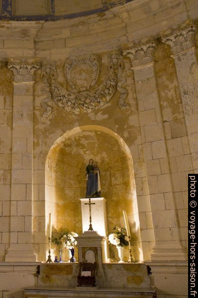 Autel avec statue de la Vierge et l'Enfant dans la chapelle Notre-Dame-de-Cordouan. Photo © Alex Medwedeff
