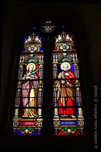Vitrail dédié à Sainte Sophie et à Saint Pierre de la chapelle du Phare de Cordouan. Photo © André M. Winter