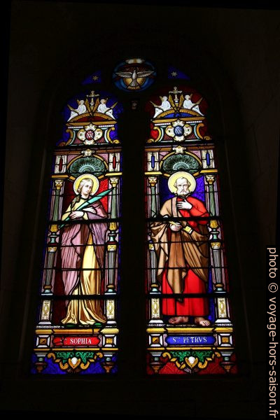 Vitrail dédié à Sainte Sophie et à Saint Pierre de la chapelle du Phare de Cordouan. Photo © André M. Winter