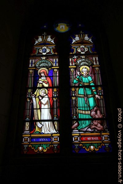 Vitrail dédié à Sainte Anne et à Saint Michel de la chapelle du Phare de Cordouan. Photo © André M. Winter