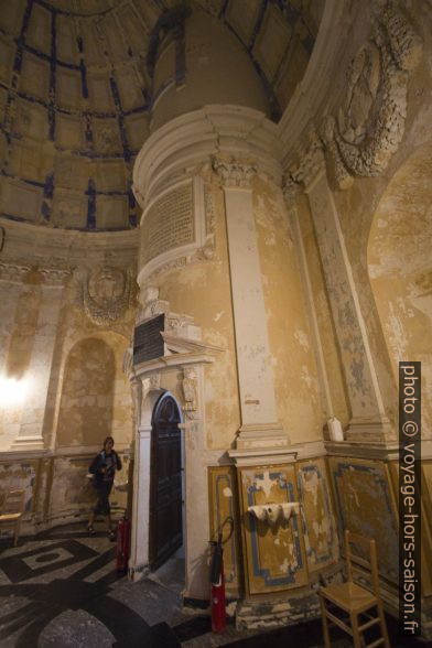 Porte donnant sur l'escalier en colimaçon dans la chapelle du Phare de Cordouan. Photo © André M. Winter