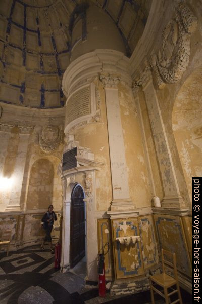 Porte donnant sur l'escalier en colimaçon dans la chapelle du Phare de Cordouan. Photo © André M. Winter