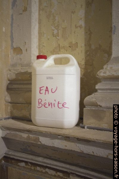 Bidon marqué Eau bénite dans le Phare de Cordouan. Photo © André M. Winter