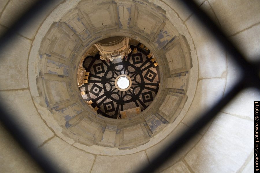 Vue par le puits de levage vers le deuxième étage du Phare de Cordouan. Photo © André M. Winter