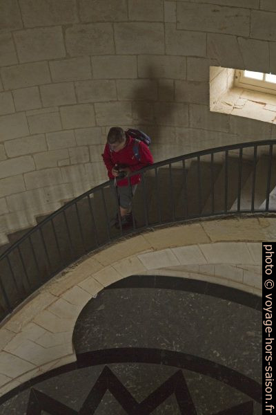 André sur l'escalier hélicoïdal du troisième étage du Phare de Cordouan. Photo © Alex Medwedeff