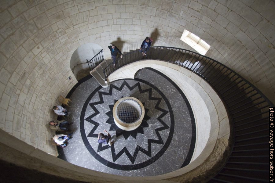 Vue plongeante dans la salle des Girondins du phare de Cordouan. Photo © André M. Winter