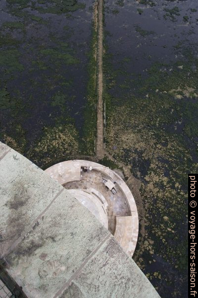 Vue plongeante dans la cuisasse circulaire du du Phare de Cordouan. Photo © André M. Winter