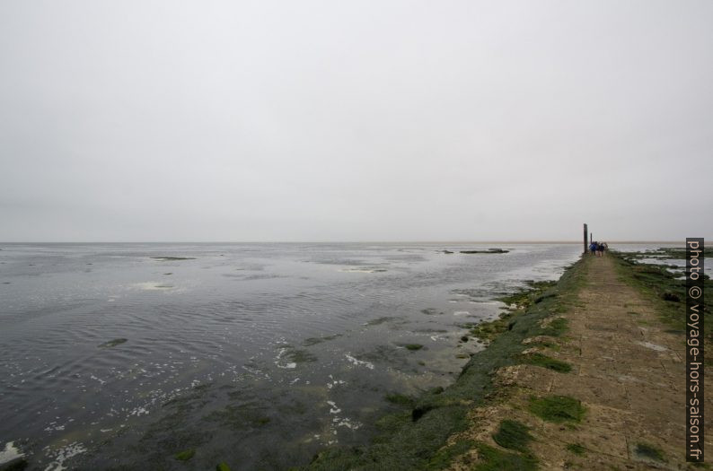 Jetée empierrée du Phare de Cordouan par marée montante. Photo © André M. Winter