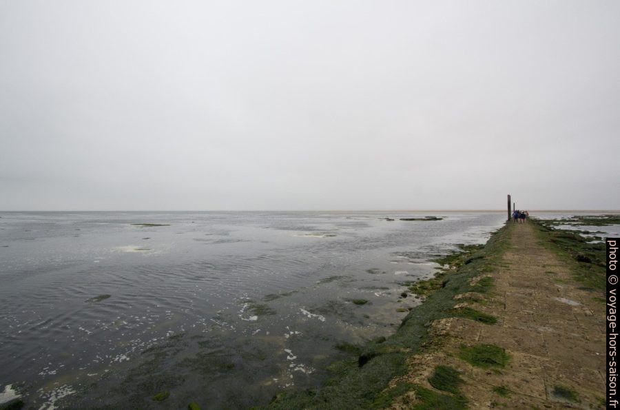 Jetée empierrée du Phare de Cordouan par marée montante. Photo © André M. Winter