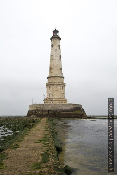 Le phare et son chemin d'accès dallé historique sur le plateau calcaire de Cordouan. Photo © André M. Winter