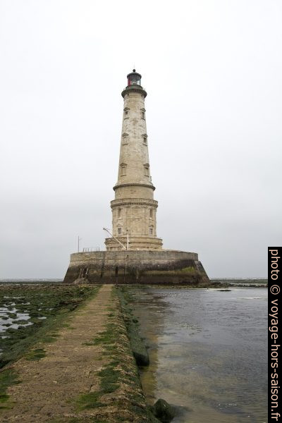 Le phare et son chemin d'accès dallé historique sur le plateau calcaire de Cordouan. Photo © André M. Winter