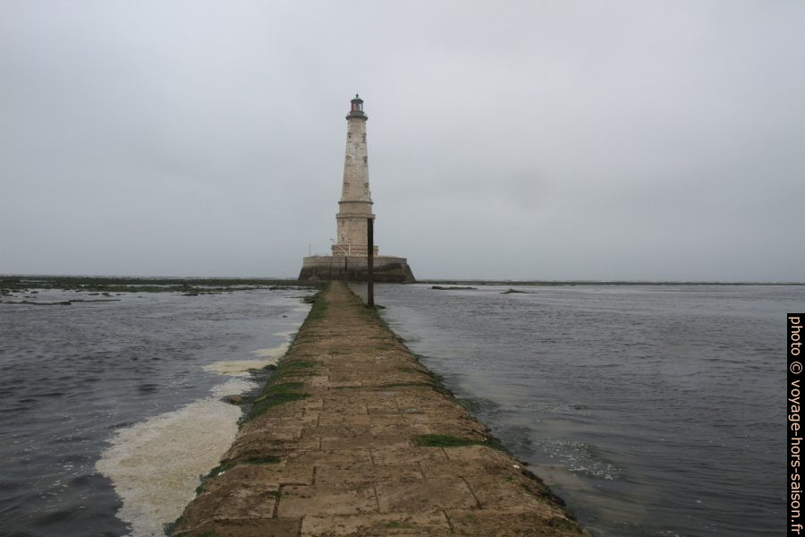Jetée empierrée qui conduit au Phare de Cordouan. Photo © Alex Medwedeff