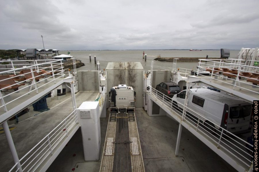 Notre Trafic sur le bac de l'estuaire de la Gironde. Photo © André M. Winter