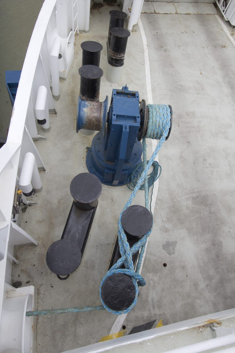 Double cabestan hydraulique et bollards avec amarre. Photo © André M. Winter