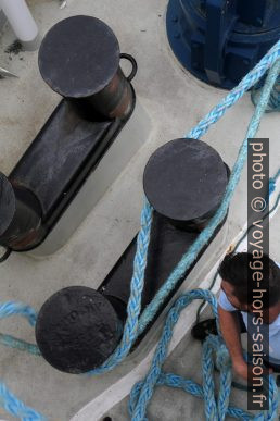 Un ouvrier passe les amarres sur des bollards. Photo © Alex Medwedeff